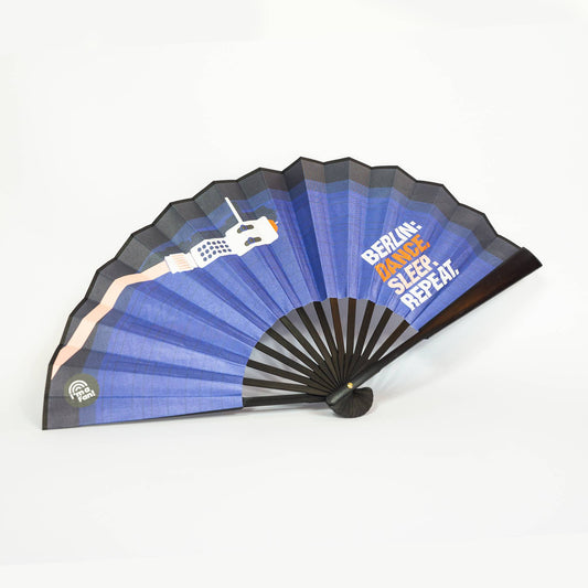 Foto des Faechers mit Schallplatten-Design und Schrift: Berlin Dance Sleep Repeat