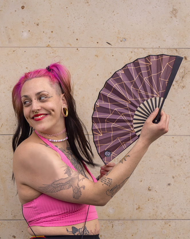 Frau hält Handfächer mit Art déco Design "Rote Diamanten" von I'm a Fan!