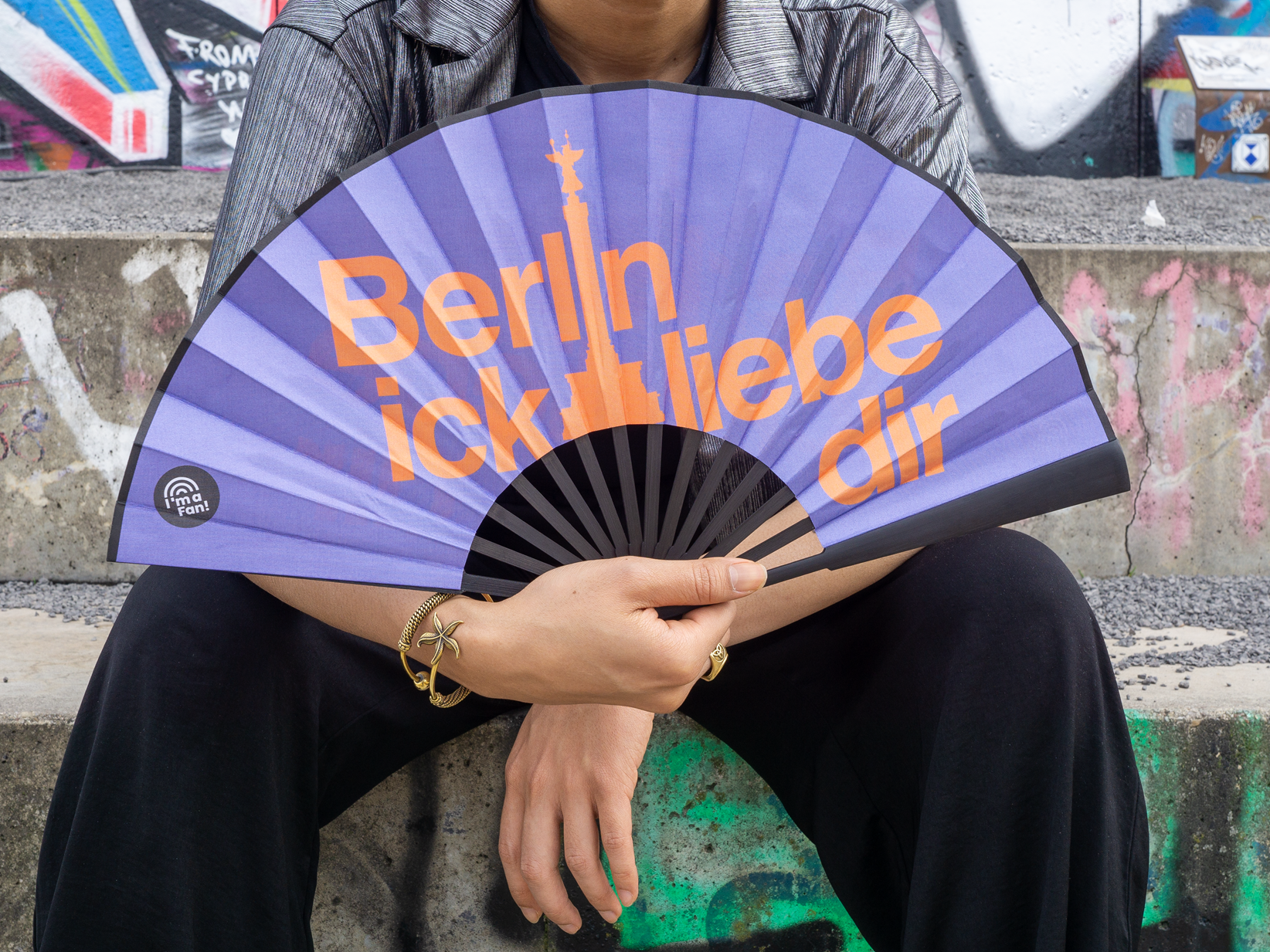 Person hält Fächer Berlin ick liebe dir in die Kamera